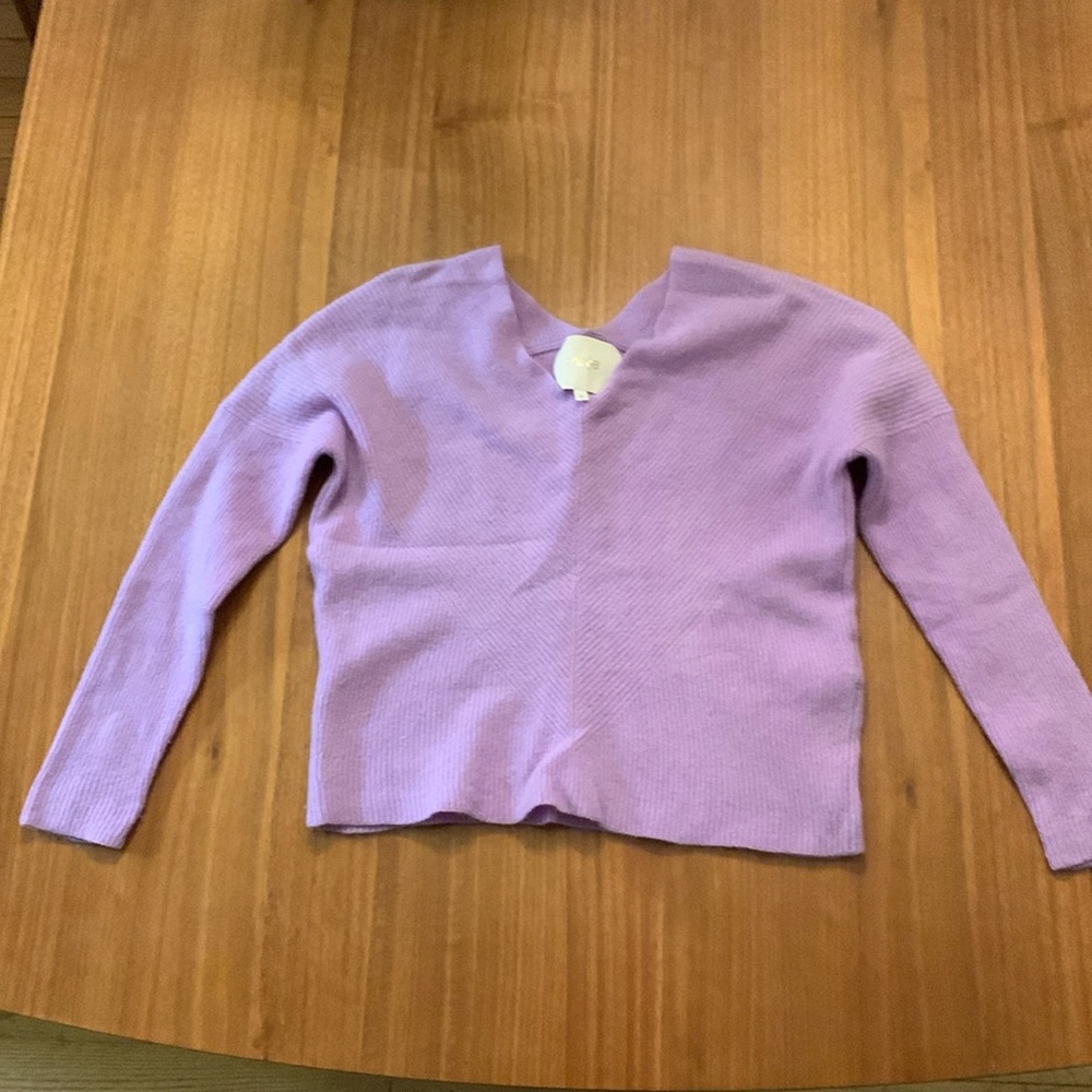 100% cashmere women size 0 lovely lavender sweater.